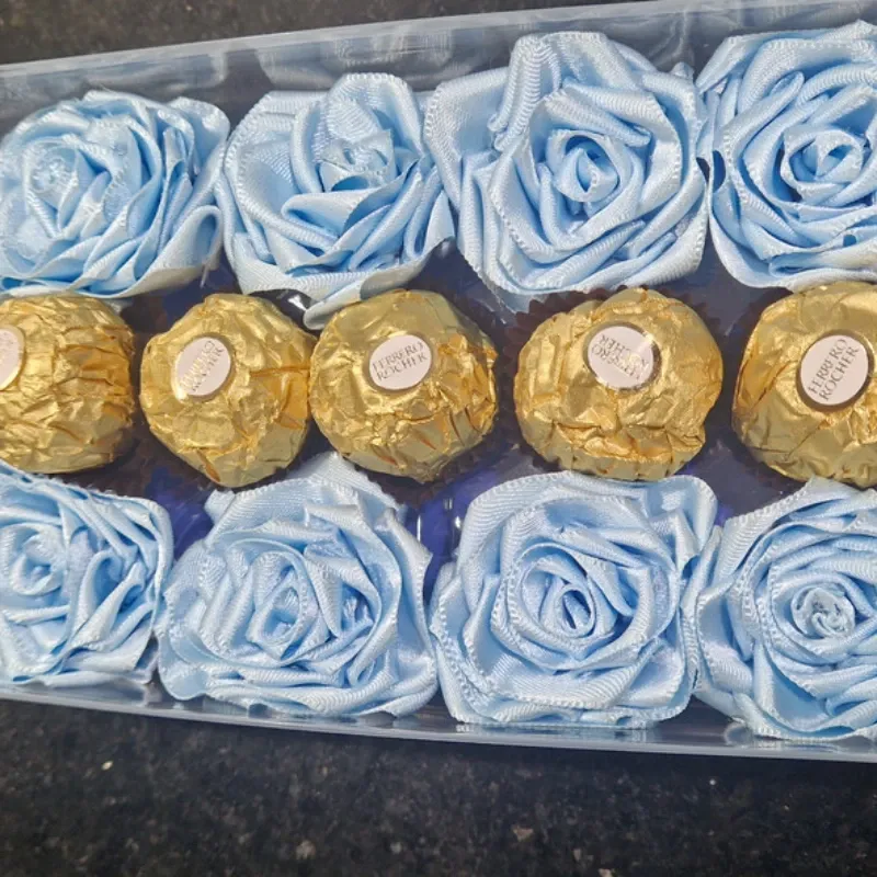 Caja “Cielo Dulce” – Flores Celestes y Bombones Dorados