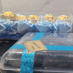 Caja “Cielo Dulce” – Flores Celestes y Bombones Dorados