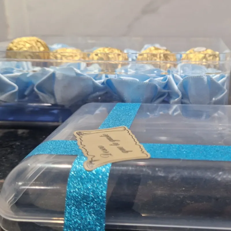 Caja “Cielo Dulce” – Flores Celestes y Bombones Dorados