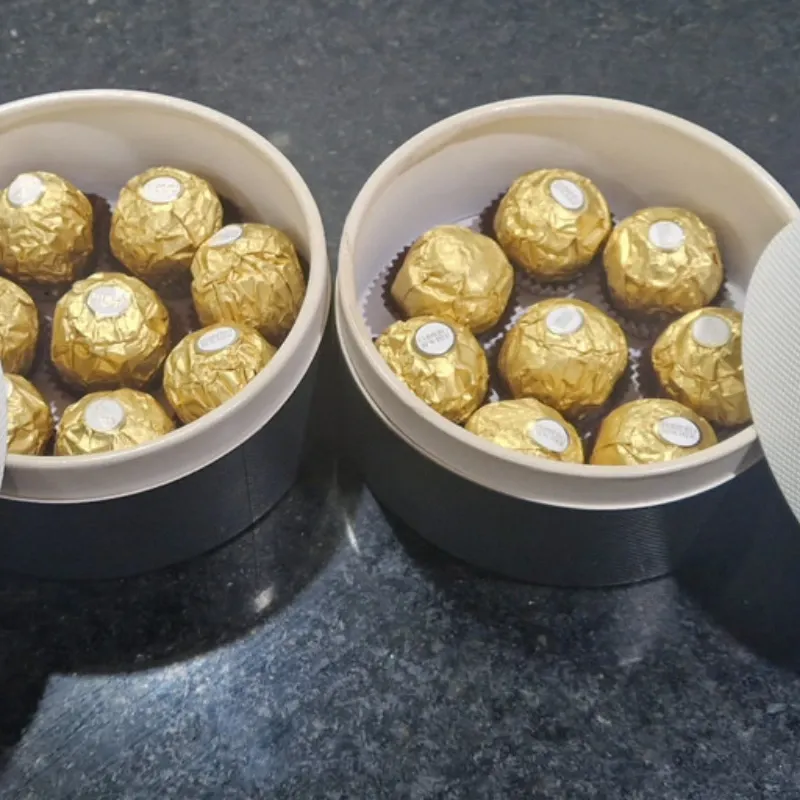 Caja “Contraste Elegante” – Flores Artesanales y Bombones Premium