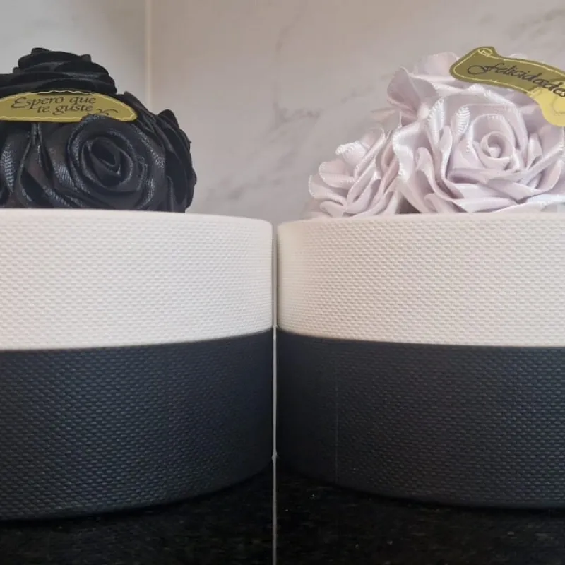 Caja “Contraste Elegante” – Flores Artesanales y Bombones Premium