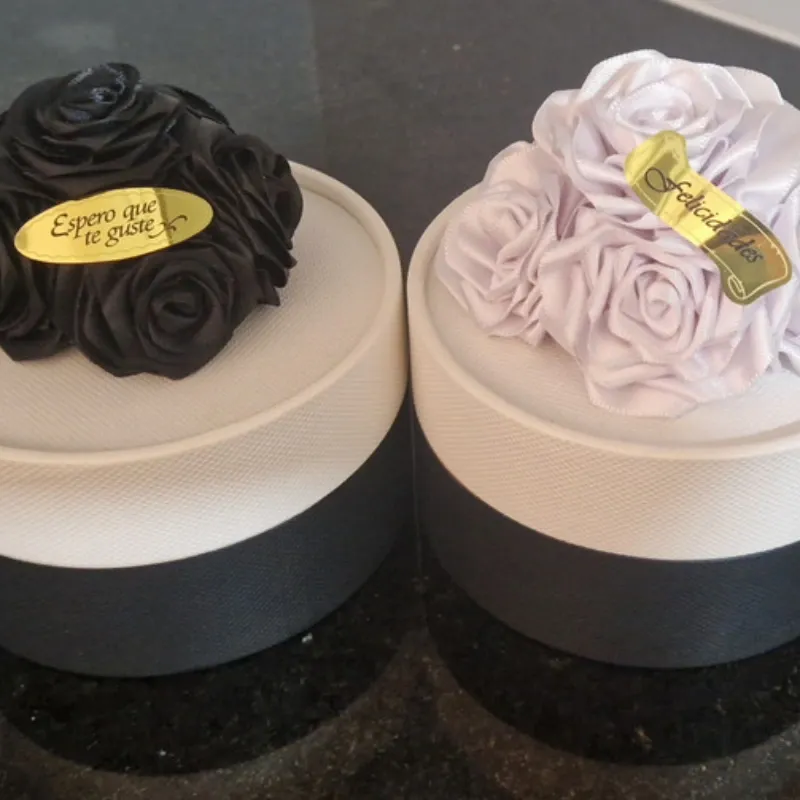 Caja “Contraste Elegante” – Flores Artesanales y Bombones Premium