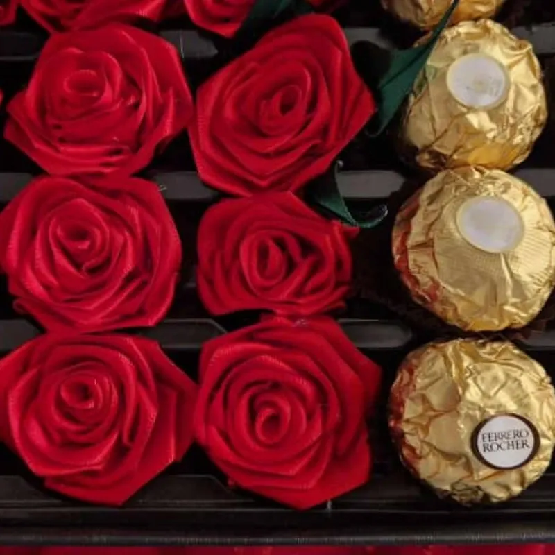 Caja de regalo – Rosas eternas y Ferrero Rocher