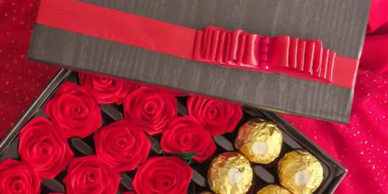 Caja de regalo – Rosas eternas y Ferrero Rocher