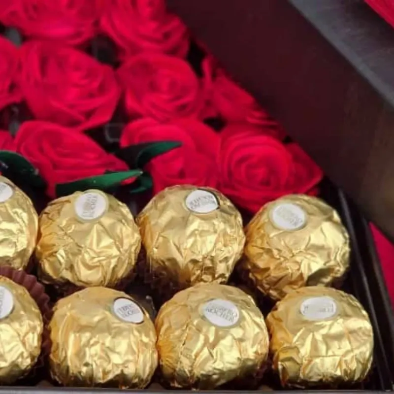 Caja de regalo – Rosas eternas y Ferrero Rocher
