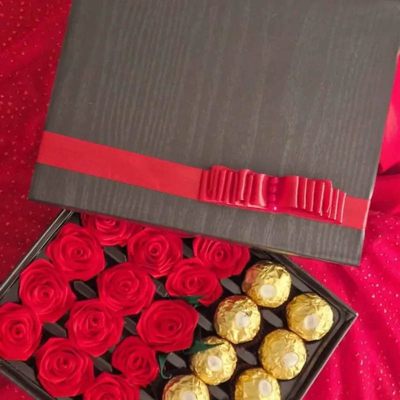 Caja de regalo – Rosas eternas y Ferrero Rocher