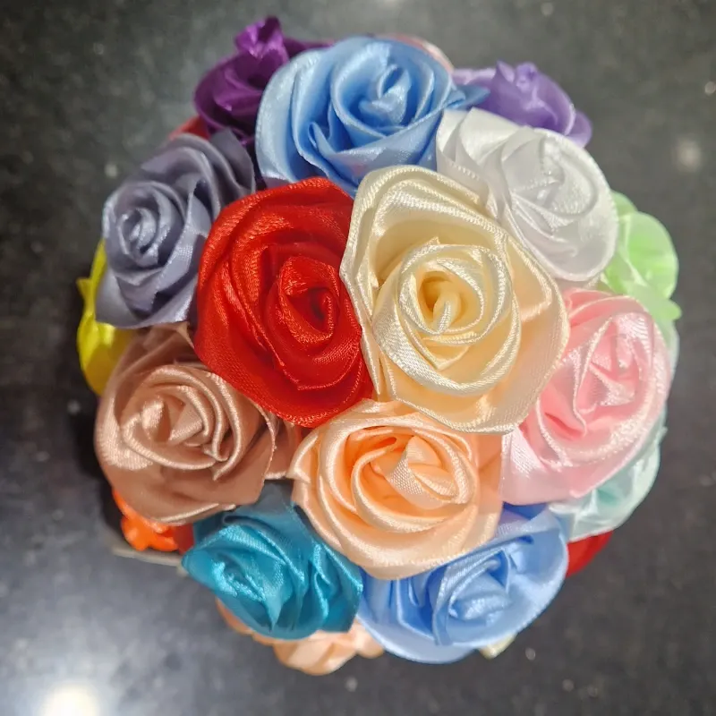 Caja Globo Aéreo –  37 Rosas Multicolor y Bombones