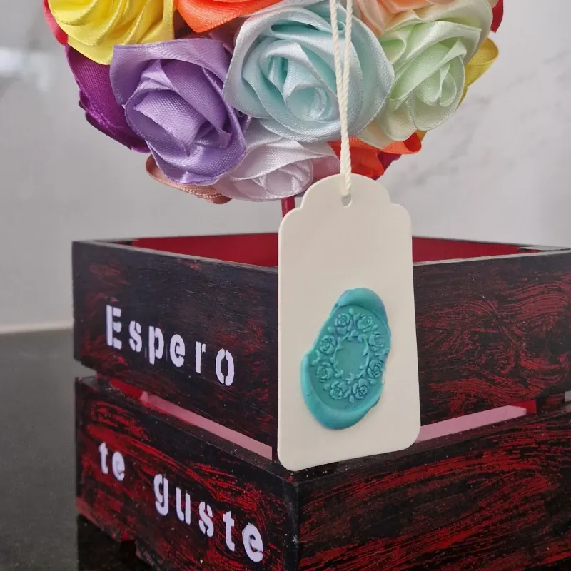 Caja Globo Aéreo –  37 Rosas Multicolor y Bombones