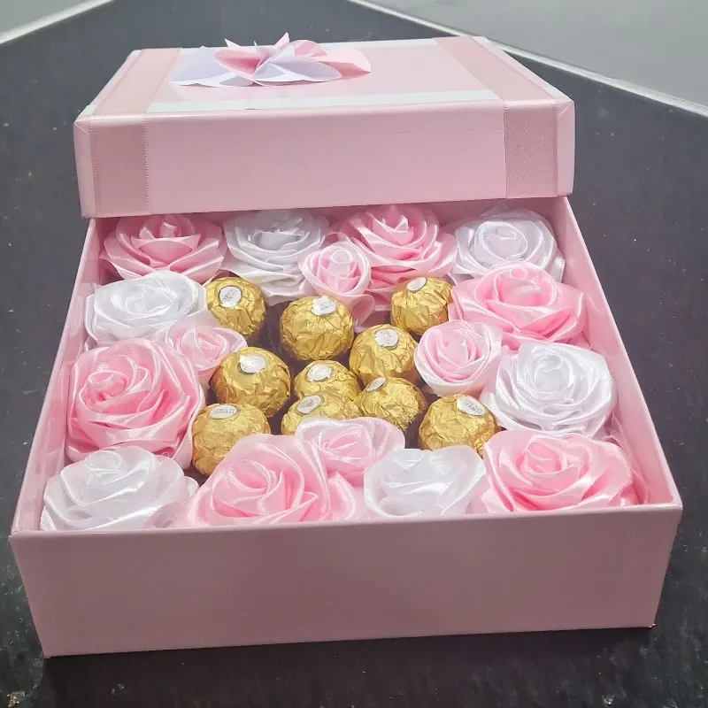 Caja Rosa & Tul – 15 Rosas con Bombones