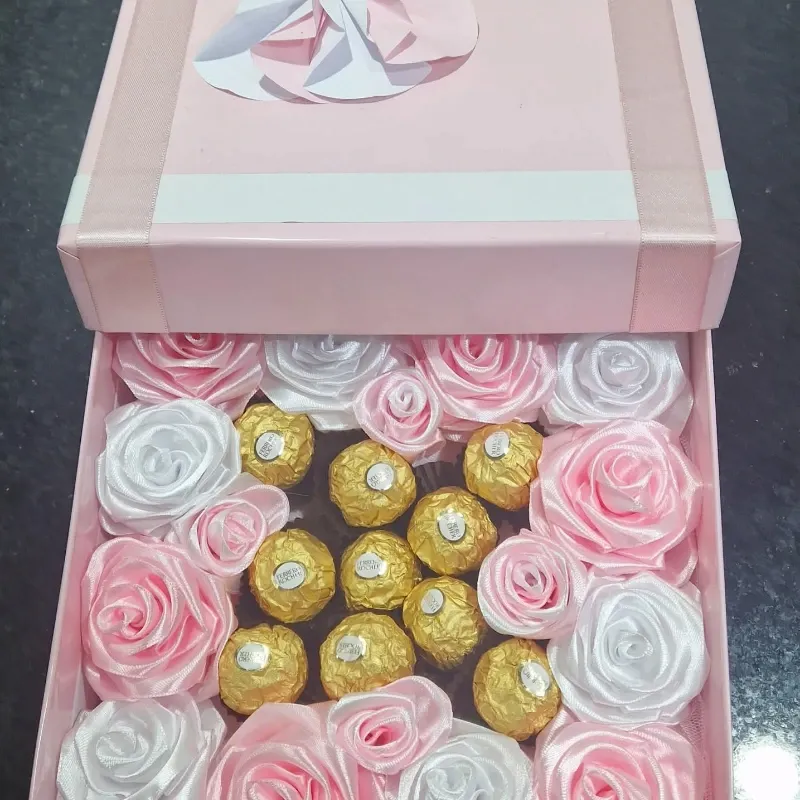 Caja Rosa & Tul – 15 Rosas con Bombones