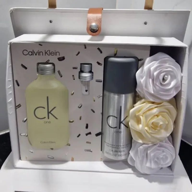 Cartera decorativa con set Calvin Klein y flores eternas – edición premium  