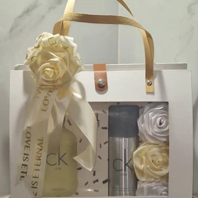 Cartera decorativa con set Calvin Klein y flores eternas – edición premium  