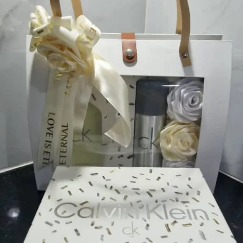Cartera decorativa con set Calvin Klein y flores eternas – edición premium  