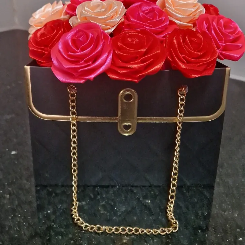 Cartera Floral Glam – 18 Rosas con Cadena Dorada