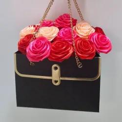 Cartera Floral Glam – 18 Rosas con Cadena Dorada