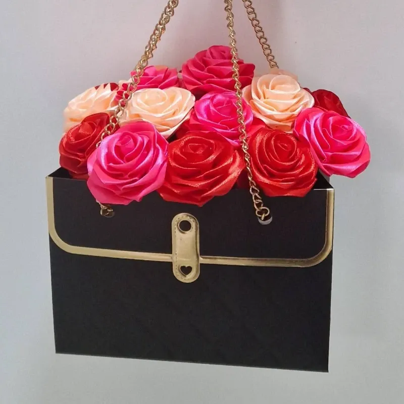 Cartera Floral Glam – 18 Rosas con Cadena Dorada