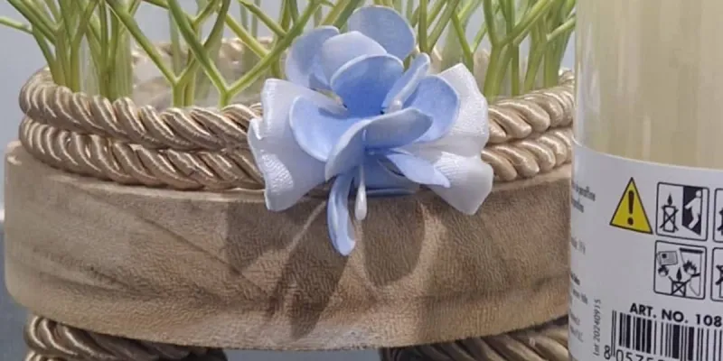 Centro de vela con base artesanal y detalles florales.       