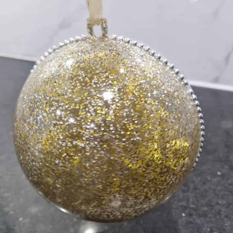 Colgante “Esfera Dorada” – Arreglo con 5 Rosas Artesanales