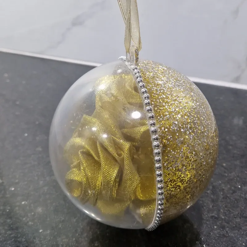 Colgante “Esfera Dorada” – Arreglo con 5 Rosas Artesanales