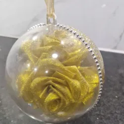 Colgante “Esfera Dorada” – Arreglo con 5 Rosas Artesanales