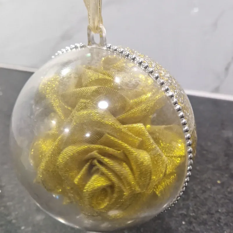 Colgante “Esfera Dorada” – Arreglo con 5 Rosas Artesanales