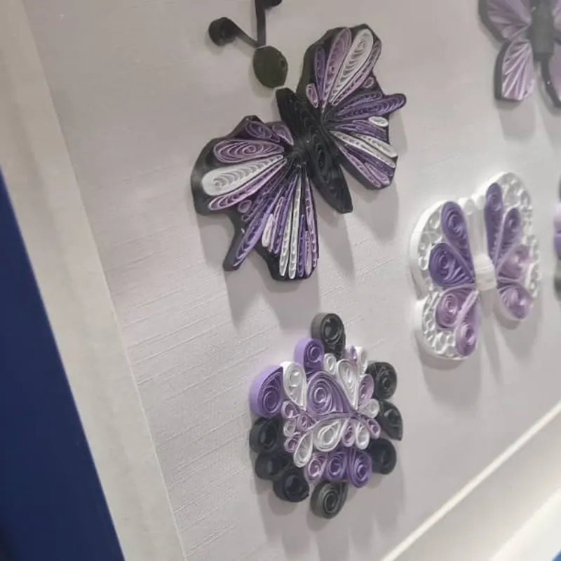 Composición en Filigrana – Mariposas en Tono Malva