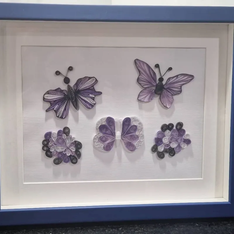 Composición en Filigrana – Mariposas en Tono Malva