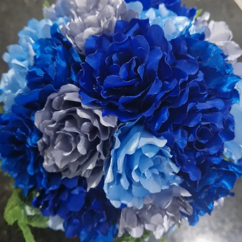 Decoración “Rincón de Encanto” – Claveles con Base Dorada