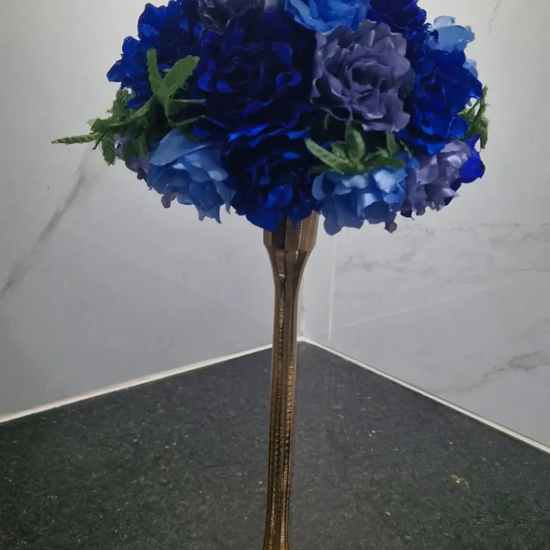 Decoración “Rincón de Encanto” – Claveles con Base Dorada