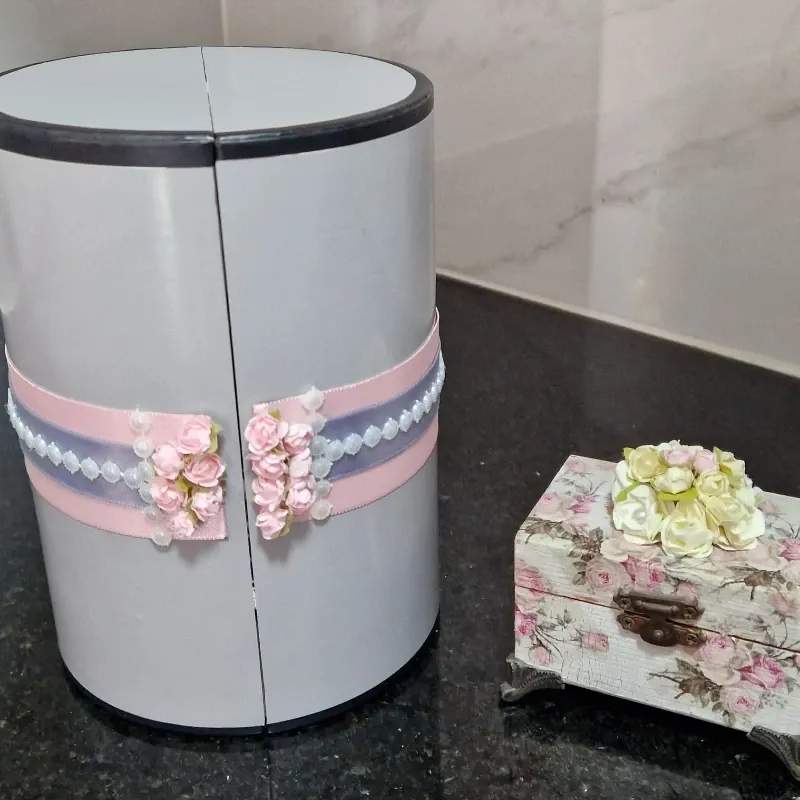 Esfera de Recuerdo – Flores Eternas con Cofre Vintage