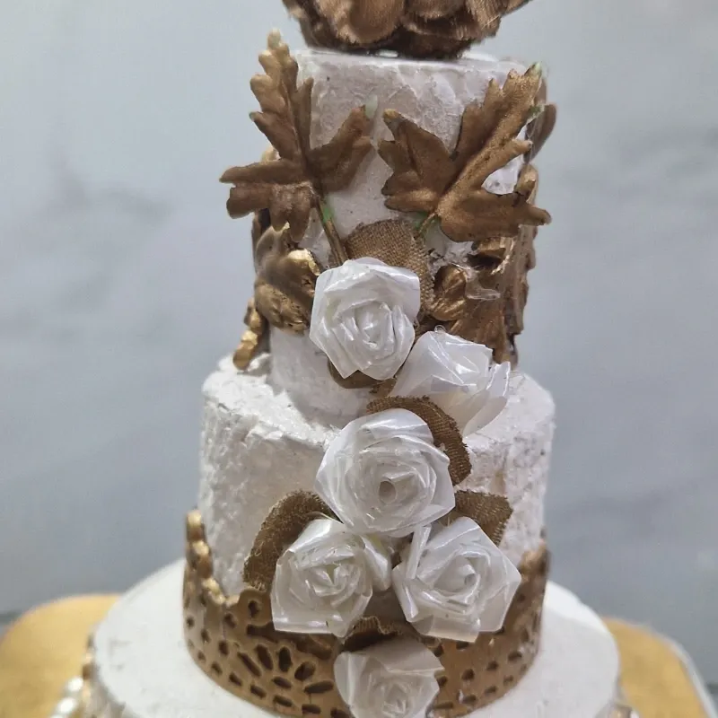 Minitarta “Recuerdo Creativo” – Réplica Decorativa en Blanco y Dorado