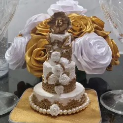 Minitarta “Recuerdo Creativo” – Réplica Decorativa en Blanco y Dorado