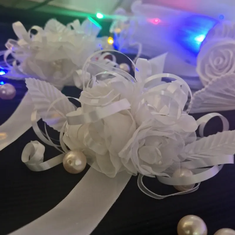 Pulsera “Flor de Instante” – Arreglo Blanco con Perlas