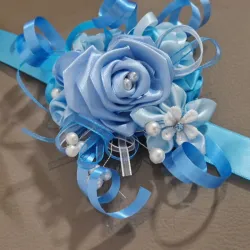 Pulsera “Susurro Azul” – Flores con Perlas y Cintas Finas