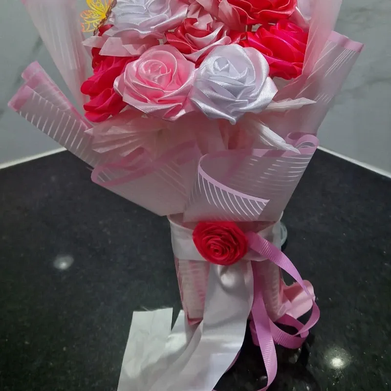 Ramo Armonía Rosada – 13 Rosas con Encanto Floral