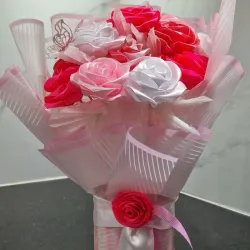 Ramo Armonía Rosada – 13 Rosas con Encanto Floral