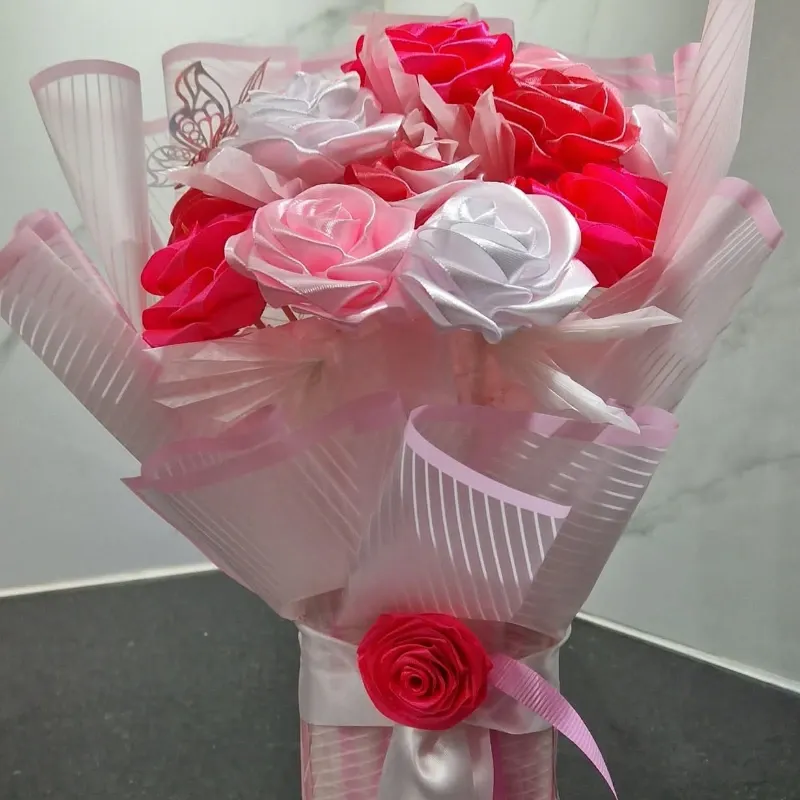 Ramo Armonía Rosada – 13 Rosas con Encanto Floral