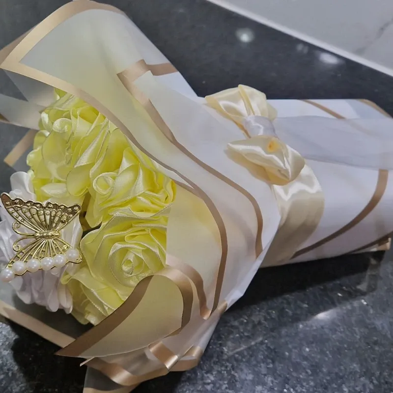 Ramo Aurora Dorada – 9 Rosas con Mariposa