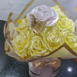 Ramo Aurora Dorada – 9 Rosas con Mariposa