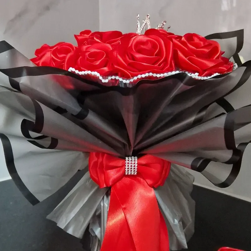 Ramo de 15 rosas rojas con tiara y velo