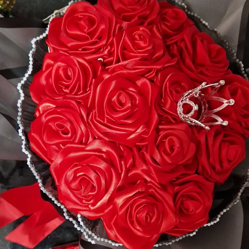 Ramo de 15 rosas rojas con tiara y velo