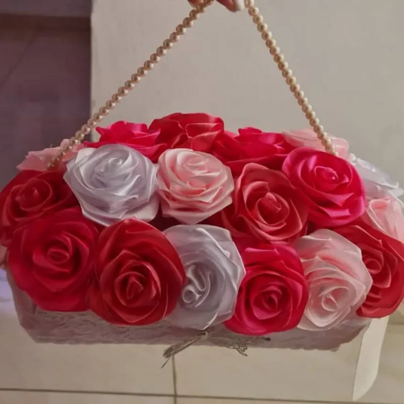 Ramo “Dulce Recuerdo” – 20 Rosas Rosadas y Blancas con Mariposa Tornasolada