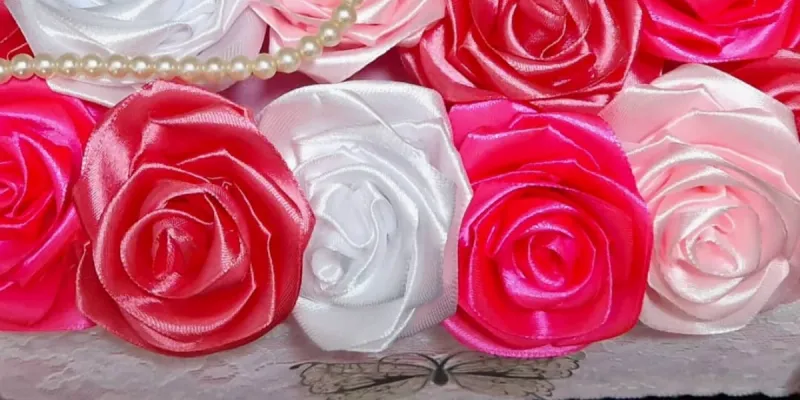 Ramo “Dulce Recuerdo” – 20 Rosas Rosadas y Blancas con Mariposa Tornasolada