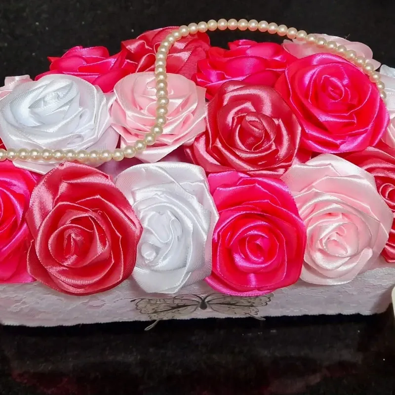 Ramo “Dulce Recuerdo” – 20 Rosas Rosadas y Blancas con Mariposa Tornasolada