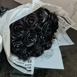 Ramo Glamour Negro – 17 Rosas Negras con Brillo