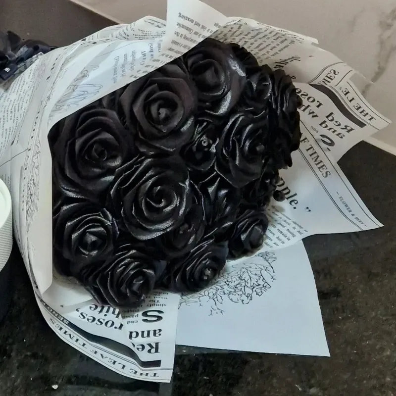 Ramo Glamour Negro – 17 Rosas Negras con Brillo