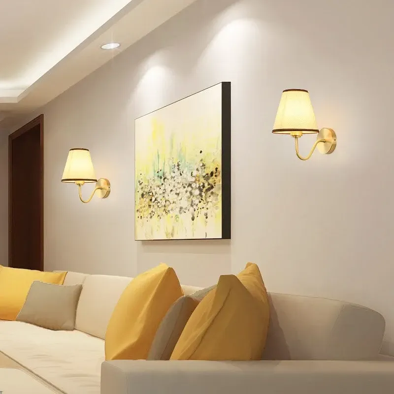 LÁMPARA DE PARED DORADA