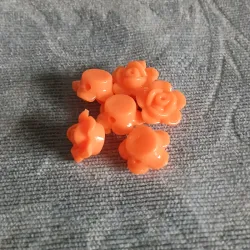 Botón de rosa anaranjada