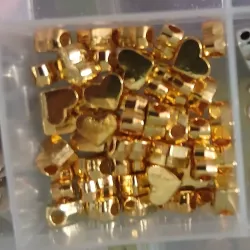 Corazón dorado de plástico