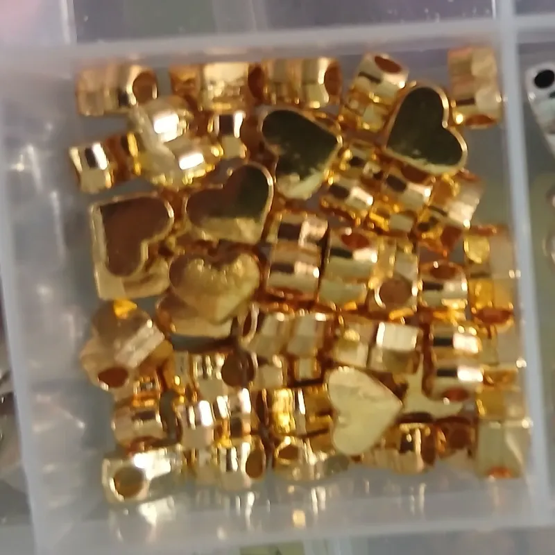 Corazón dorado de plástico